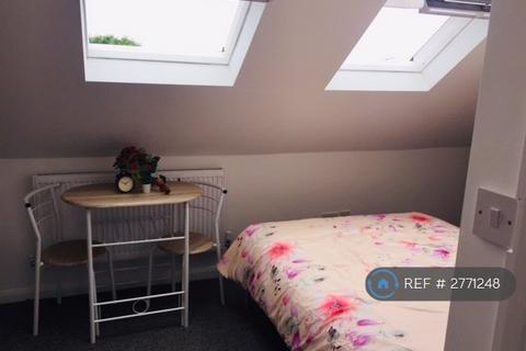 Studio to rent, Berkshire Gardens, London, N13