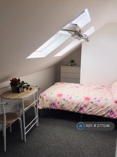 Studio to rent, Berkshire Gardens, London, N13