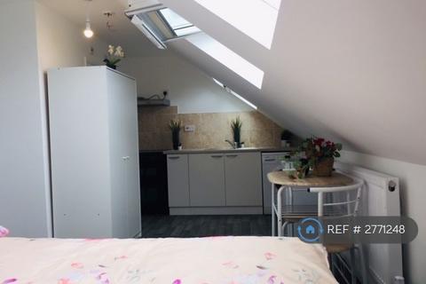 Studio to rent, Berkshire Gardens, London, N13