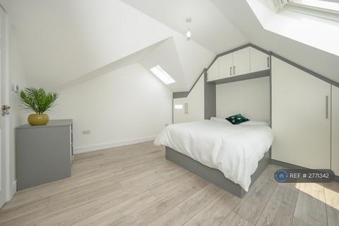 1 bedroom in a house share to rent, Burgoyne Road, Sunbury-On-Thames, TW16