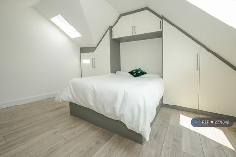 1 bedroom in a house share to rent, Burgoyne Road, Sunbury-On-Thames, TW16