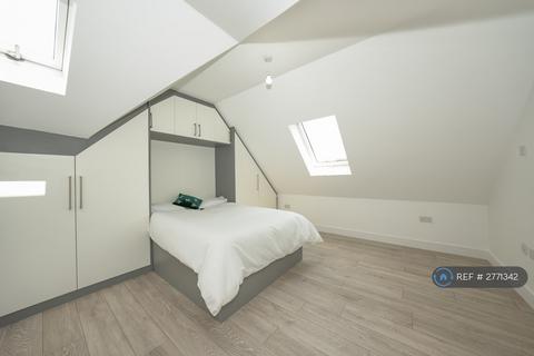 1 bedroom in a house share to rent, Burgoyne Road, Sunbury-On-Thames, TW16