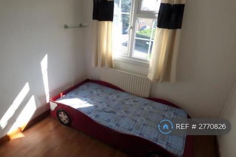 4 bedroom semi-detached house to rent, Parry Green South, Slough, SL3