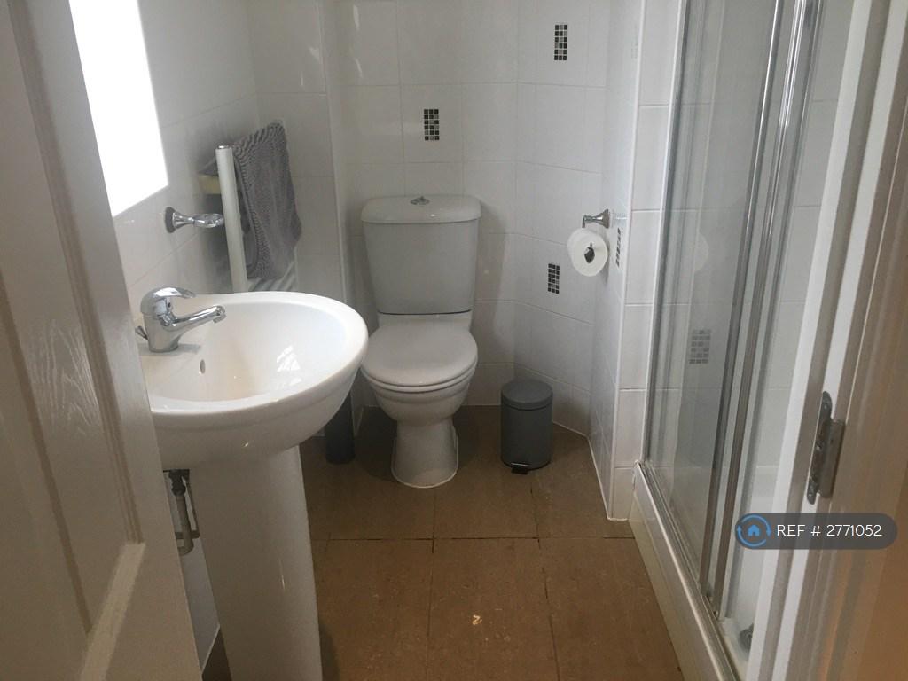 En Suite Off Bedroom 2