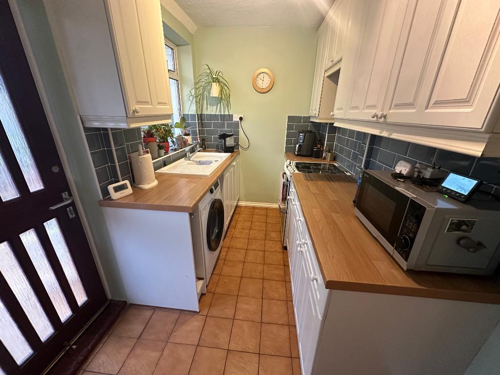 KITCHEN 11'8 x 6'7