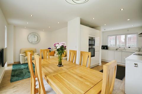 4 bedroom detached house for sale, Stirling Road, Midway, Swadlincote, DE11