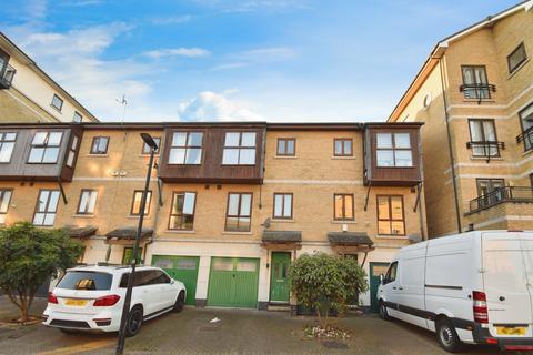 3 bedroom terraced house for sale, Hardy Avenue, London, E16