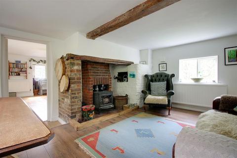 2 bedroom detached house to rent, Moneybury Hill, Ashridge