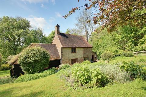 2 bedroom detached house to rent, Moneybury Hill, Ashridge
