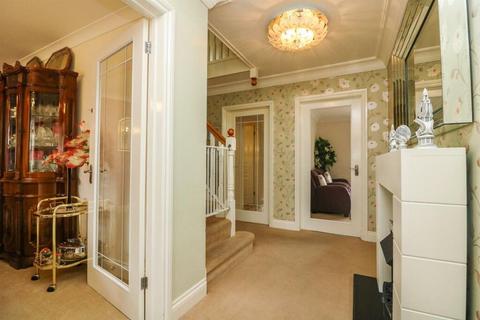 5 bedroom detached house for sale, The Courtyard, Chelmsford, CM3