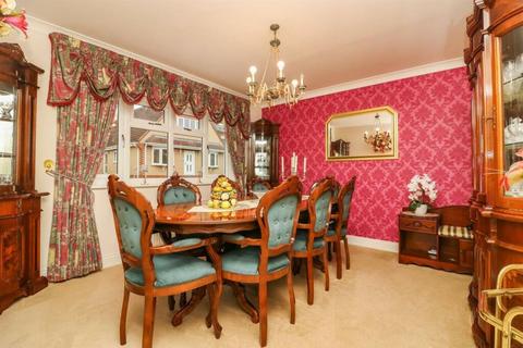5 bedroom detached house for sale, The Courtyard, Chelmsford, CM3