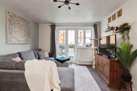 2 bedroom flat for sale, Browning Drive, Wickford, SS12
