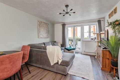 2 bedroom flat for sale, Browning Drive, Wickford, SS12