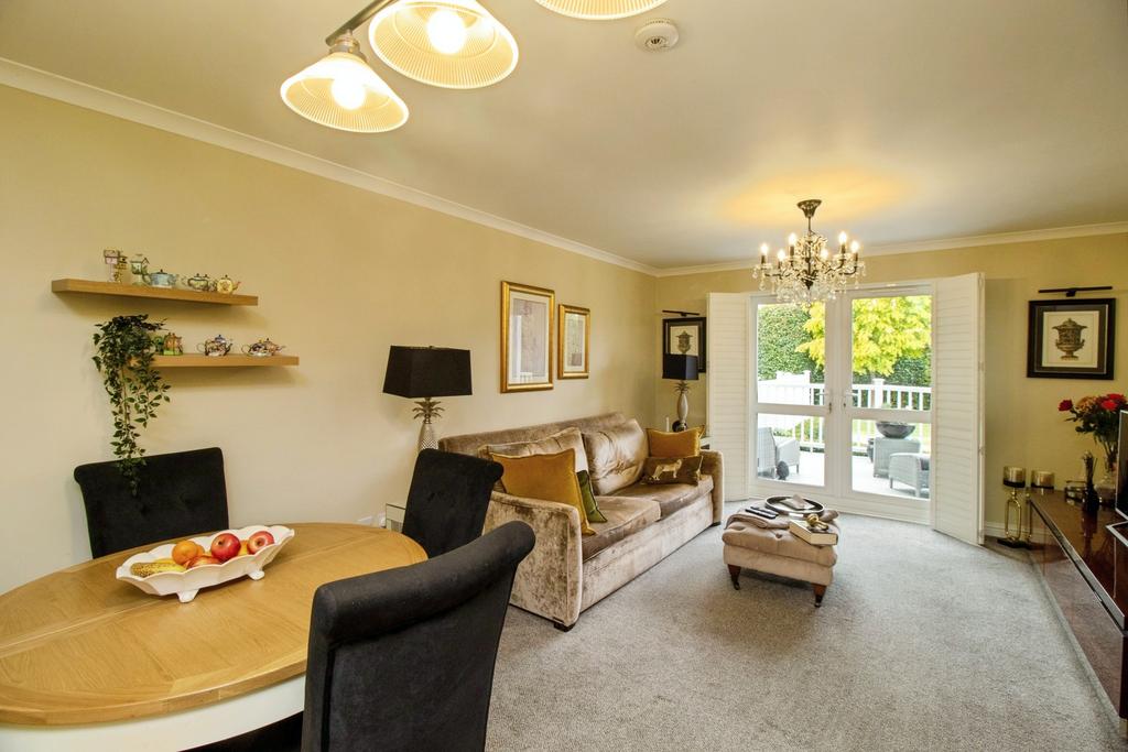 Lounge/Dining Room