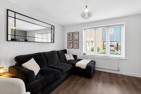 3 bedroom semi-detached house for sale, Foxglove Avenue, Chelmsford, CM1