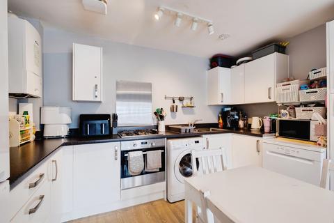 2 bedroom ground floor flat for sale, Queen Katherine Road, Lymington, SO41
