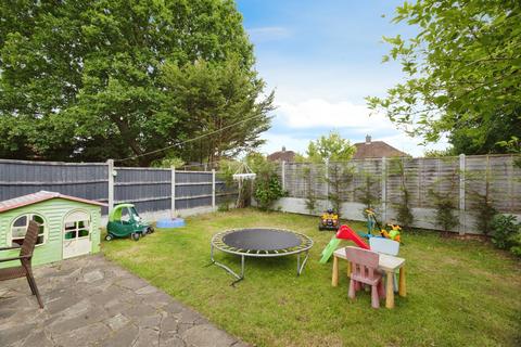 2 bedroom maisonette for sale, Shrublands Close, Chigwell, IG7