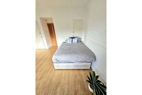 2 bedroom maisonette for sale, Usk Street, London, E2