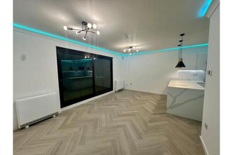 2 bedroom flat for sale, St. Marys Lane, Upminster, RM14