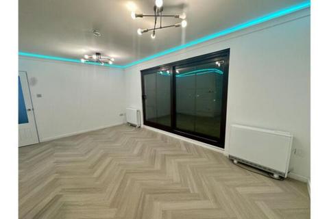 2 bedroom flat for sale, St. Marys Lane, Upminster, RM14