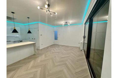2 bedroom flat for sale, St. Marys Lane, Upminster, RM14