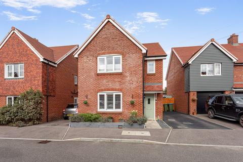 Rhodes Way, Billingshurst, RH14