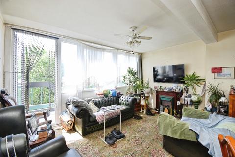 3 bedroom flat for sale, Glenfinlas Way, London, SE5