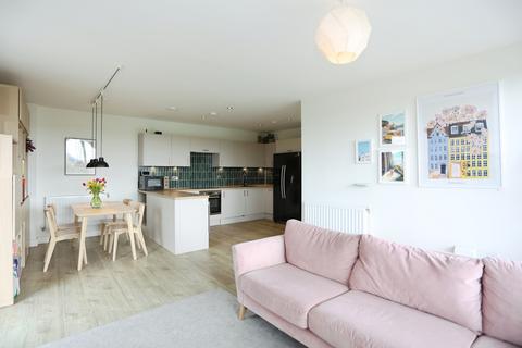 3 bedroom flat for sale, Apple Yard, London, SE20