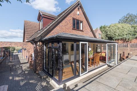 4 bedroom detached house for sale, Knottingley Road, Pontefract, WF8