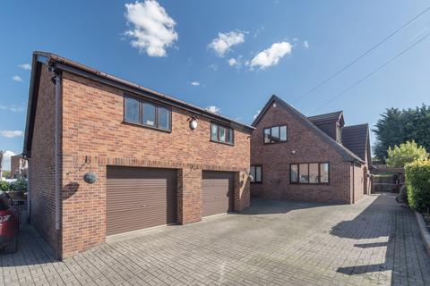 4 bedroom detached house for sale, Knottingley Road, Pontefract, WF8