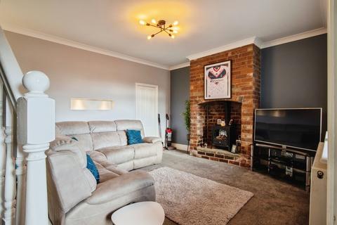 3 bedroom end of terrace house for sale, Church Road, Altofts, WF6