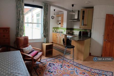 2 bedroom flat to rent, Dover Street, Canterbury, CT1