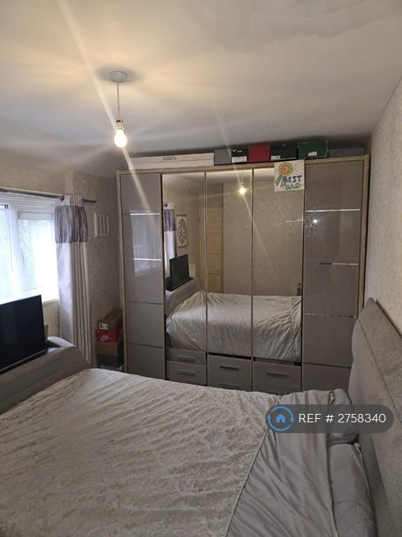 Main Bedroom P2