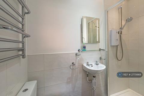 1 bedroom terraced house to rent, The Crescent, Leatherhead, KT22