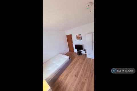 Studio to rent, The Crescent, Harlington, Hayes, UB3