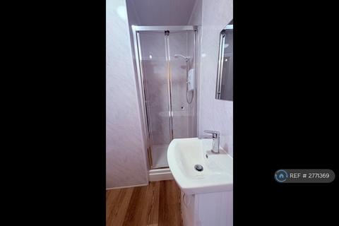 Studio to rent, The Crescent, Harlington, Hayes, UB3