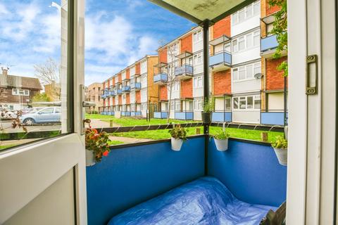 2 bedroom flat for sale, Longheath Gardens, Croydon, CR0