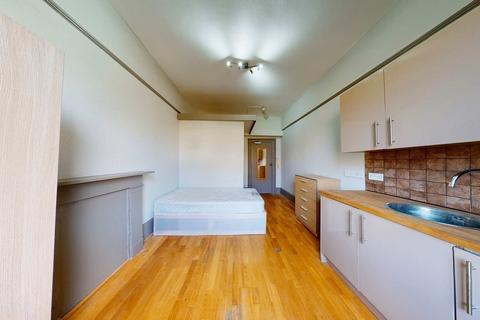 Studio to rent, Belsize Avenue
