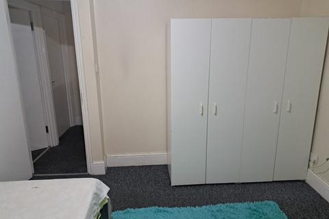 1 bedroom in a flat share to rent, Linden Avenue, London NW10