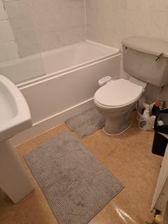 1 bedroom in a flat share to rent, Linden Avenue, London NW10
