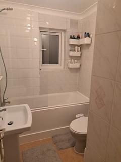 1 bedroom in a flat share to rent, Linden Avenue, London NW10