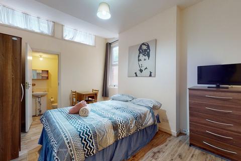 Studio to rent, Park Avenue