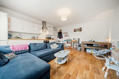 2 bedroom flat to rent, Minster Road, London NW2