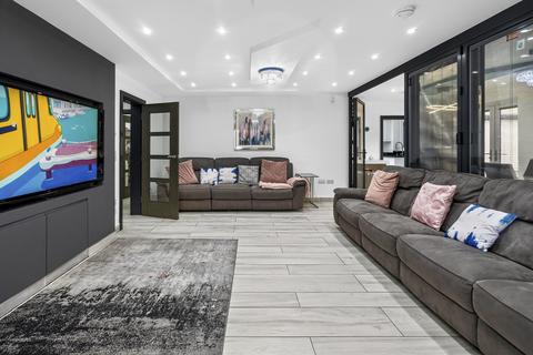 undefined, Arundel Close, London, E15