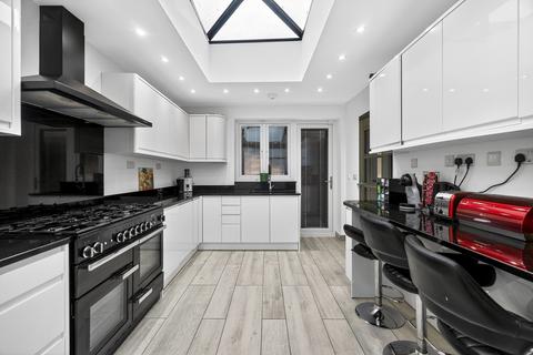 5 bedroom end of terrace house for sale, Arundel Close, London, E15