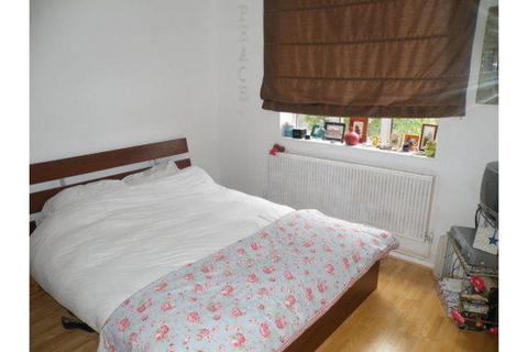3 bedroom flat for sale, Patmore Estate, London, SW8