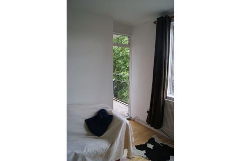 3 bedroom flat for sale, Patmore Estate, London, SW8