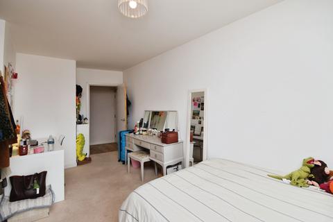 3 bedroom flat for sale, Bailey Street, London, SE8