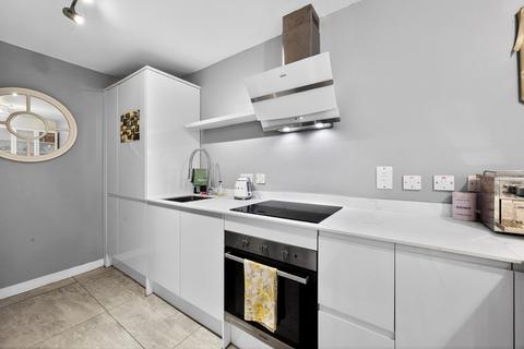 1 bedroom flat for sale, Petworth Street, London, SW11