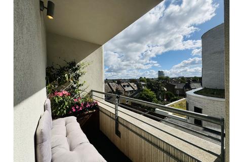 2 bedroom flat for sale, Clement Avenue, London, SW4